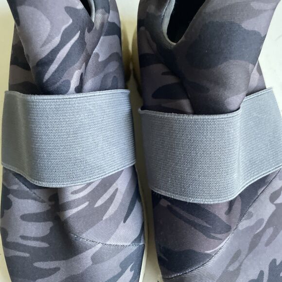 J Slides Grey Camouflage Slip On Round‎ Toe Sneakers Shoes Size 6 Camo *READ - Picture 4 of 11